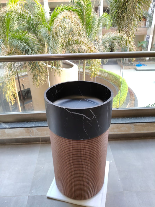 Bassino Artificial Stone Pedestal Basin – Black Marble & Wooden Texture | 46×46×86 cm (18×18×33 Inch)