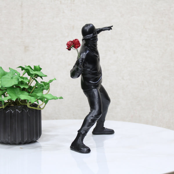 Home Decor Flower Thrower Statue Room Decor for Men Aesthetic Sculpture, Black, 20x8x21.5cm