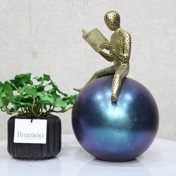 Reader Statue Abstract Sculpture, Resin Thinking Man with Ball Minimalist Decor Accents Home Decor Living Room Table, Bookshelf Decor for Office L 16 W14 H 25 CM (BSP-8022)